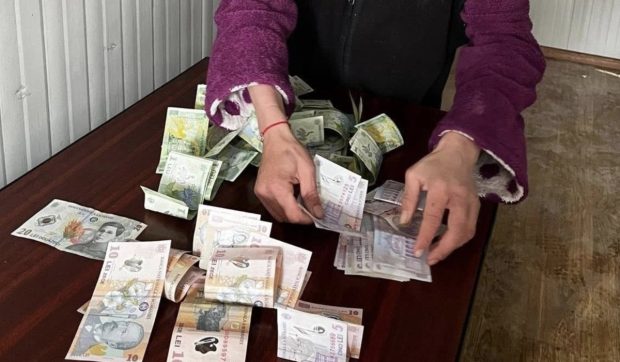O femeie a câștigat 300 de lei într-o oră pe Pasajul Basarab din București: „Milă pe bani mulți!”
