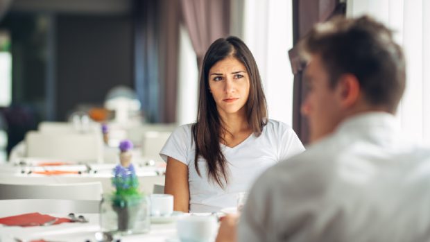 Cum să îți dai seama că ai de-a face cu un mincinos: trucul de 10 secunde