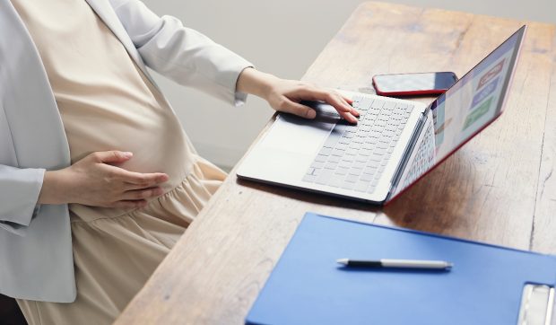 O angajată va primi 22.500.000 de dolari despăgubire de la firma la care lucra, după ce a pierdut sarcina din cauza angajatorilor
