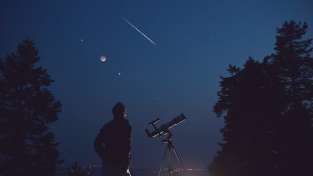 Fenomene astronomice în 2026: eclipse, meteori și planete vizibile pe cer