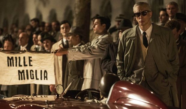 Un pensionar a primit 300 de euro pentru un rol în filmul „Ferrari”, cu Adam Driver și Penelope Cruz. Apoi statul i-a cerut înapoi 34.000 de euro