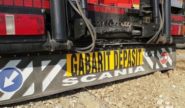 Un transport agabaritic a rămas blocat pe DN1, pe sensul Ploiești-Brașov. Traficul rutier este oprit în totalitate