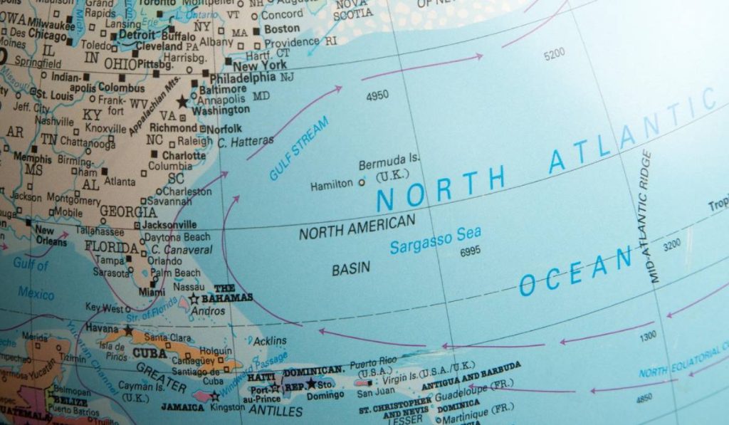 Harta Oceanului Atlantic de Nord pe un glob concentrată pe curentul oceanic Golf Stream și Marea Sargaselor
