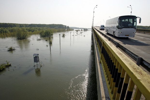 O adolescentă din Bistrița a căzut din autocar, în mers, după ce a apăsat butonul ușii de urgență