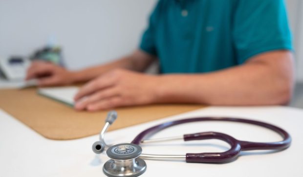 România nu are doctori la sate: 1.473 de medici de familie ar acoperi „gaura” din sistemul sanitar rural unde a crescut mortalitatea infantilă