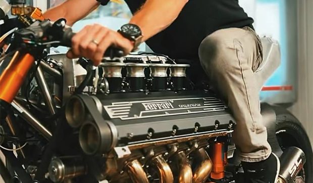 Ce iese dacă pui un motor de Ferrari pe o motocicletă. Rezultatul are 375 de cai-putere și arată ca o piesă de muzeu | VIDEO