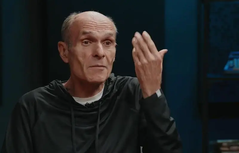 Cristian Tudor Popescu ține o mână ridicată în timp ce întreabă ceva