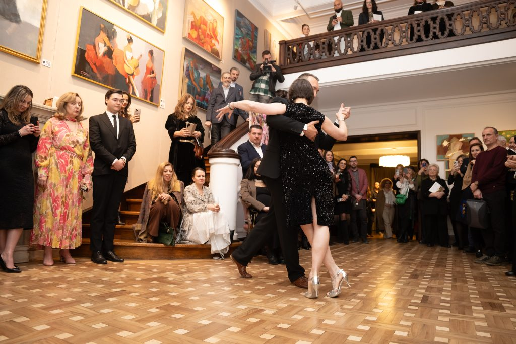 WIN Gallery inaugurează sezonul expozițional 2026 cu vernisajul „Dans pe suprafața ființei”