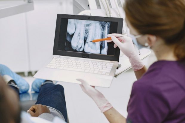Implant dentar în 2026: ce influențează costul și ce ar trebui să știi înainte de tratament
