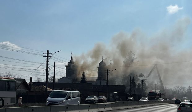 Incendiu în timpul slujbei la biserica din Prahova pictată de Nicolae Grigorescu. Restricții de trafic pe DN1 spre Ploiești