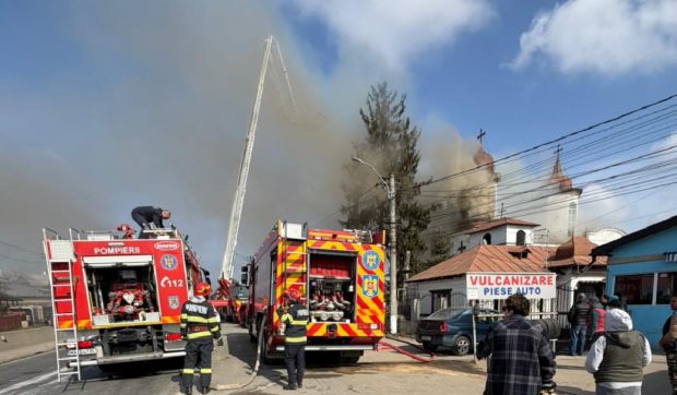 Incendiu în timpul slujbei la o biserică din Prahova. Restricții de trafic pe DN1 spre Ploiești