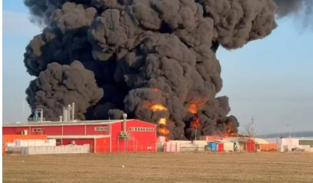 Incendiu la o fabrică de polistiren din Arad: norul uriaș de fum negru se vede de la zeci de kilometri, au fost emise trei mesaje consecutive RO-Alert