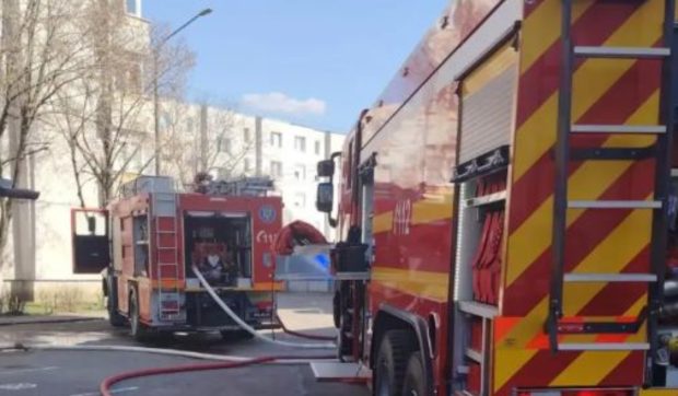 Incendiu într-un apartament din Târnăveni, proprietarul a ajuns la spital cu arsuri: tot blocul a fost evacuat