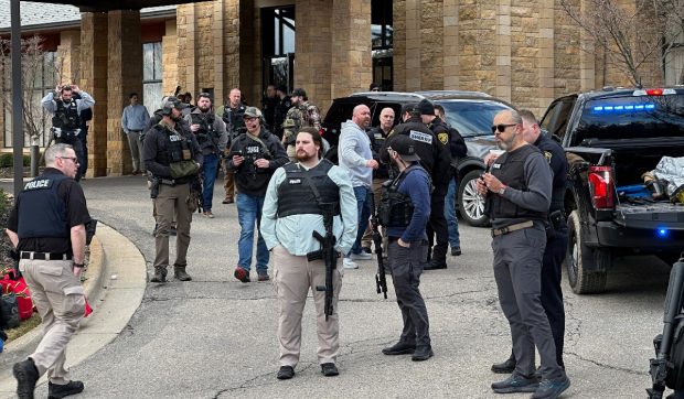 Un bărbat înarmat a intrat cu mașina într-o sinagogă din Michigan și a fost împușcat mortal de agenții de securitate