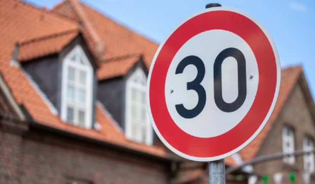 Limita de viteză de 30 km/h de pe un drum cu trei benzi care-i scoate din sărite pe șoferii dintr-o localitate din Germania: un cadou electoral