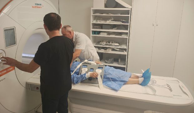 Aparatul RMN de la Spitalul Găești a fost pus în funcțiune, după trei ani de așteptare într-un depozit pentru că nu intra pe ușă