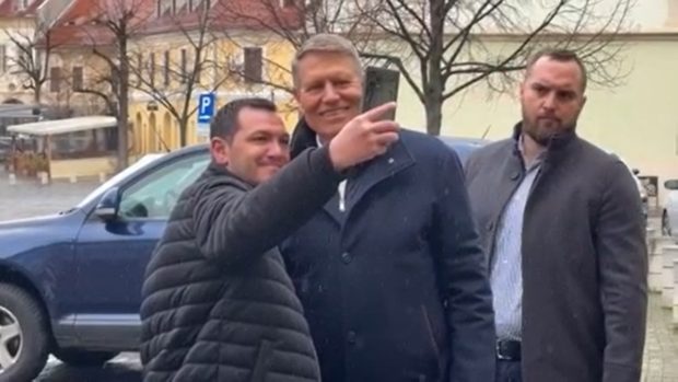 Klaus Iohannis a fost însoțit de trei SPP-iști la biserica din Sibiu, de Floriile Catolice, dar l-au așteptat numai 4 români