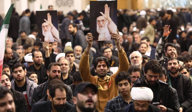 O aplicație iraniană de rugăciuni cu 5.000.000 de utilizatori, spartă pentru a trimite mesaje împotriva regimului