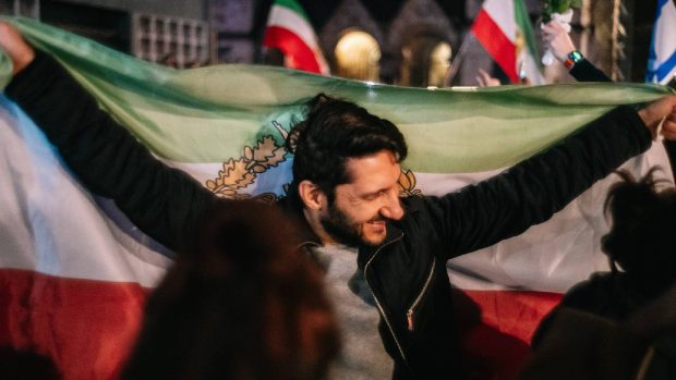 Iranienii care au sărbătorit pe străzi moartea liderului suprem: „Khamenei s-a dus în iad”
