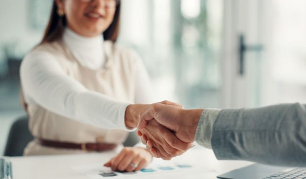 Angajatorii nu mai au voie să te întrebe „Ce salariu ai avut?”. România trebuie să aplice legea până în iunie
