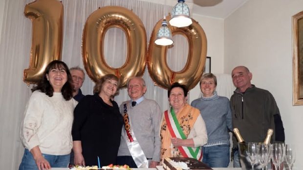 Un italian de 100 de ani și-a reînnoit permisul de conducere: „Este tânăr la suflet, vioi și elegant”