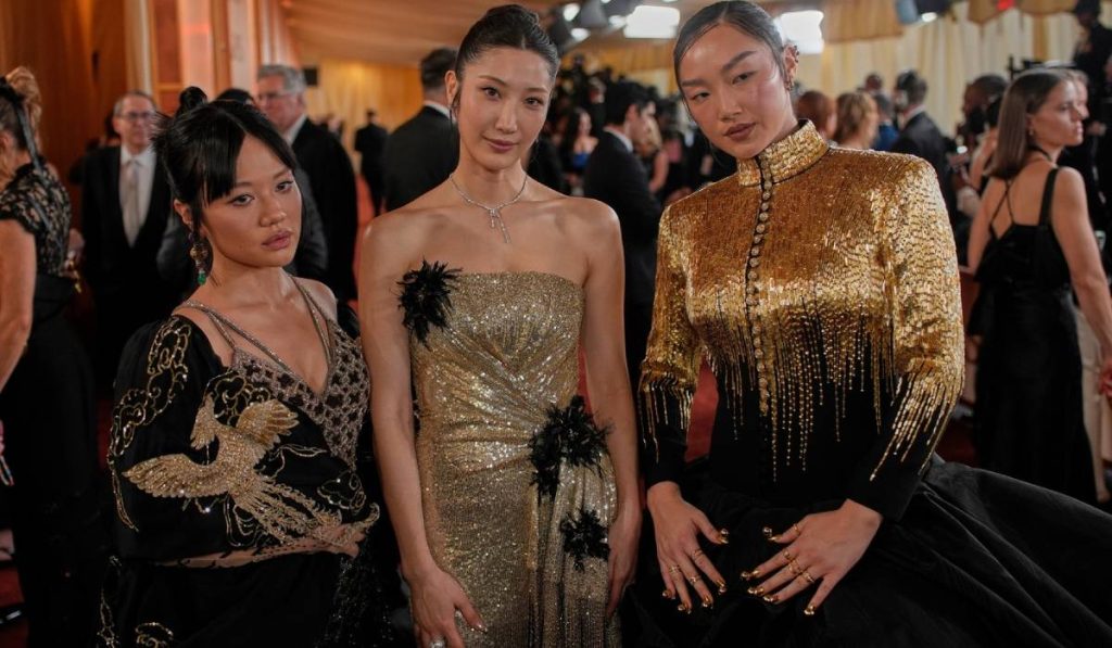 Rei Ami, de la stânga la dreapta, Ejae și Audrey Nuna sosesc la galele Oscar, duminică, 15 martie 2026, la Teatrul Dolby din Los Angeles.
