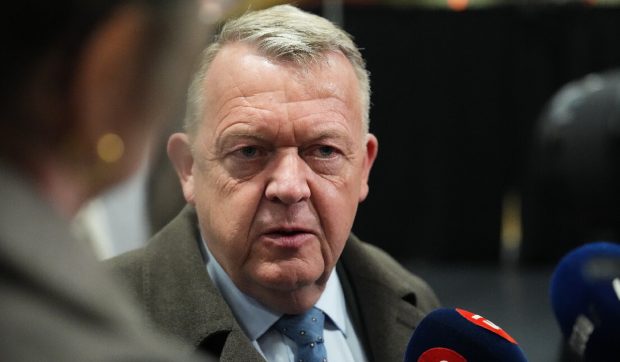 Omul care ar putea decide soarta Danemarcei este un bărbat care se spală pe dinţi cu săpun