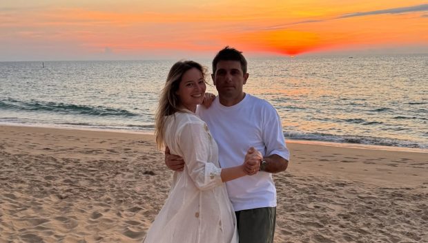 Imagine Stire Laura Cosoi și Cosmin Curticăpean au aflat dacă vor avea băiat sau fată. Când va naște actrița al cincilea copil. „Este ultimul spectacol” | 2review.ro