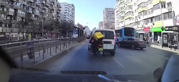 Livrator Glovo din București rămas lat sub motoretă, după ce a uitat să pună frână și a lovit o dubă. A primit 810 lei amendă când s-a ridicat
