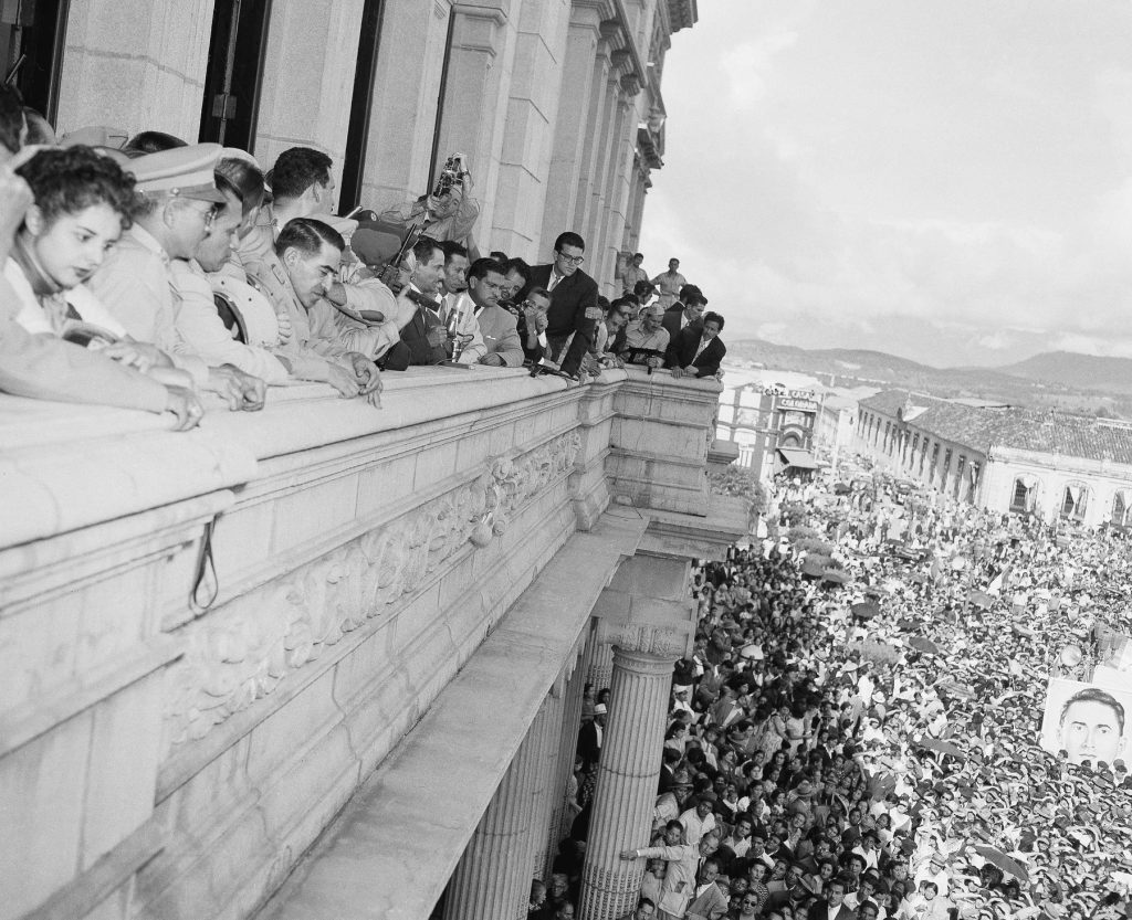 Lovitura de stat din Guatemala, 1954
Colonelul Carlos Castillo Armas (în fața microfonului) se adresează miilor de guatemalezi care s-au adunat în fața Palatului Național din orașul Guatemala, pe 3 iulie 1954, pentru a-l întâmpina pe liderul victorios al forțelor anticomuniste.