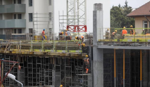 Unul din trei angajați din România câștigă sub 2.700 de lei pe lună, firmele din marile orașe apelează la imigranți