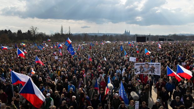 250.000 de cehi au ieșit în stradă pentru a protesta față de guvern și o lege copiată de la Kremlin: „Nu vrem să fim Ungaria”