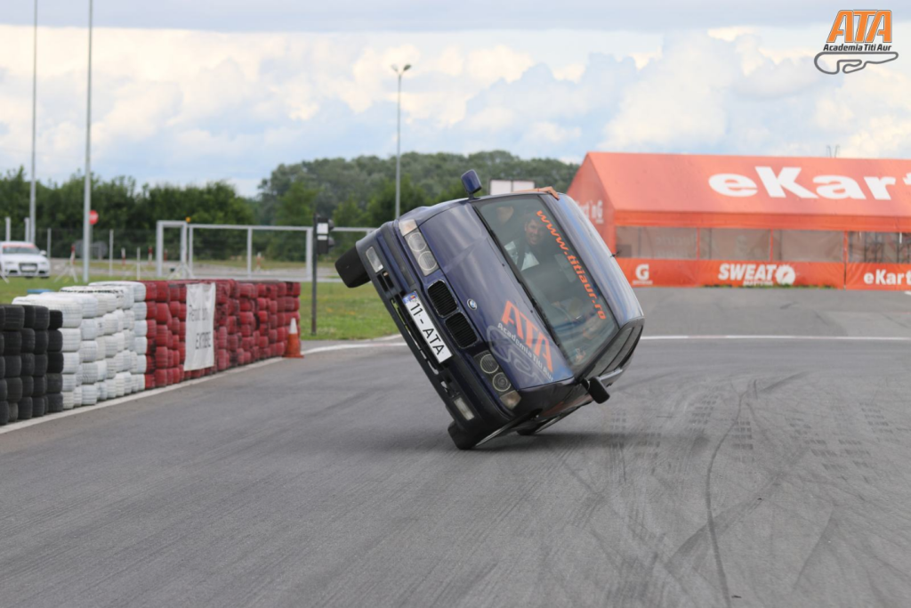 „Așa îți dai seama cât de repede se poate termina totul pe șosea”. Am testat simulatoarele de accident și derapaj la cursurile de conducere defensivă „Viața e a ta”, unde a fost prezent și David Popovici