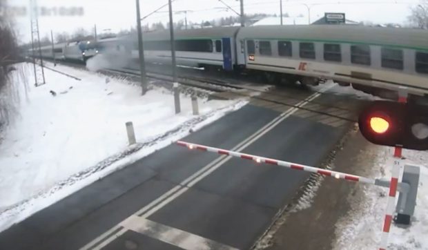 Un Ford Focus a fost lovit de două trenuri simultan și distrus complet după ce a rămas blocat pe calea ferată, în Polonia