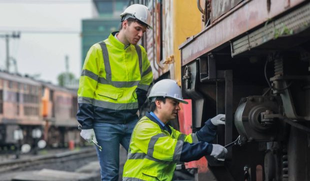 Cât costă să devii mecanic de locomotivă la CFR. Cele mai căutate locuri de muncă, unde salariile pot trece de 10.000 de lei pe lună