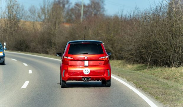 Noi reguli propuse pentru șoferii de 16 ani care conduc microcaruri: nu vor mai avea voie să circule pe anumite drumuri