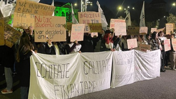 Mihai Dimian, noul ministru al Educației, a apărut în mijlocul studenților care protestau în București față de bugetul pentru învățământ
