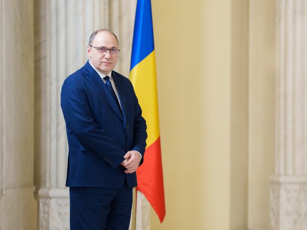 Vizită surpriză a ministrului Educației, Mihai Dimian, într-o școală din sectorul 6. Sindicaliștii laudă gestul: „A venit cu flori și a ascultat cu răbdare nemulțumirile oamenilor”