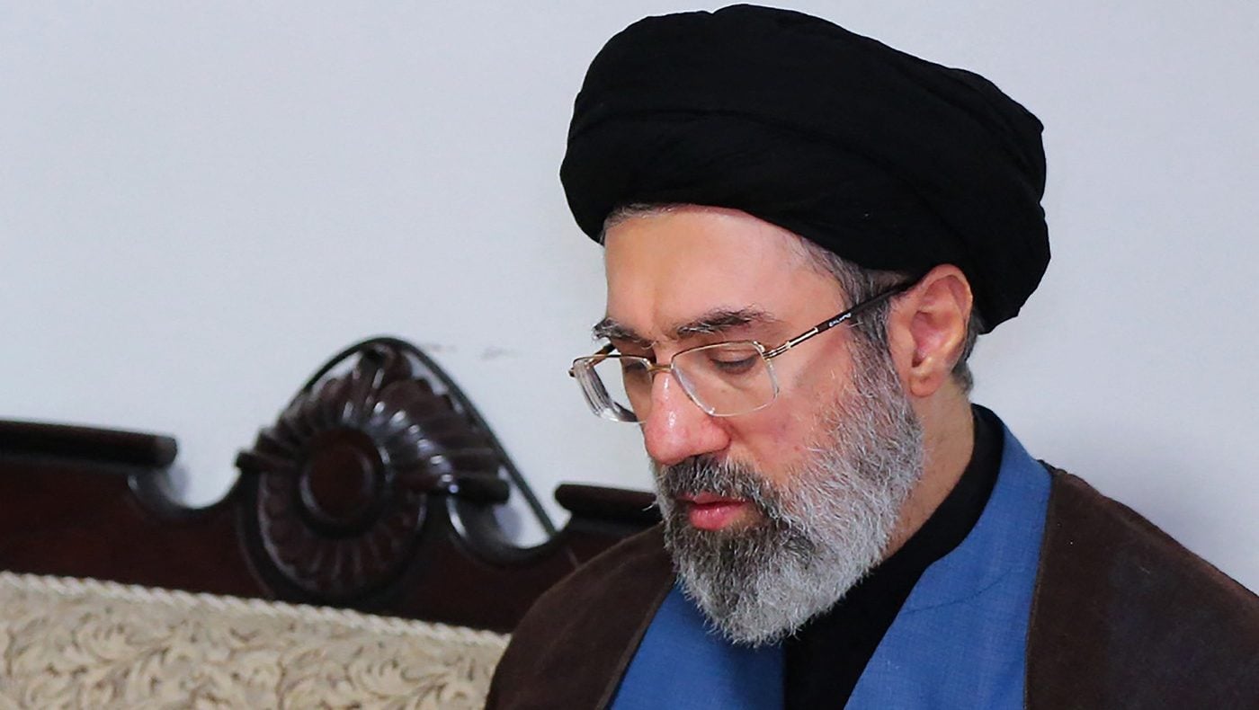 Poza pentru articolul Cine ia deciziile în Iran: Mojtaba Khamenei conduce țara ca „un director de consiliu de administrație”. „Este lider doar cu numele”