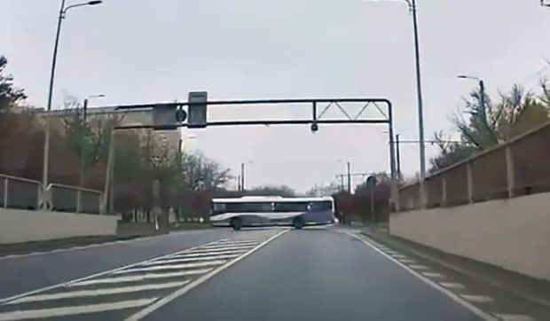 Momentul în care un șofer STPT din Timișoara „taie” ieșirea din Pasajul Michelangelo și întoarce pe linia dublă continuă
