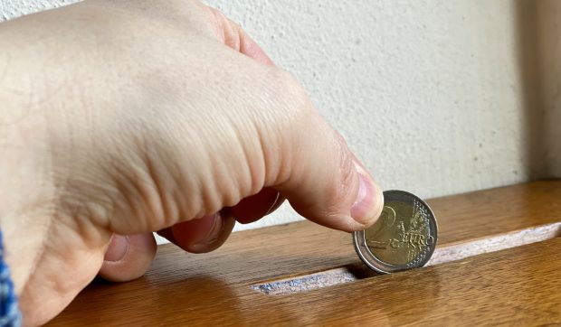 Metoda prin care un român din Italia fura bani din cutiile de donații ale unei biserici, fără să le deschidă