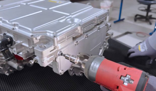 Americanii au desfăcut motorul electric de 84 kg al unei mașini BYD. Ce au găsit în interior i-a surprins: „Foarte inteligent” | VIDEO
