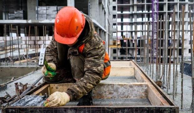 Un muncitor în construcții câștigă 60 de euro pe zi și spune că-i sunt de ajuns ca să trăiască în Spania. Columbianul Martin: „Muncim din greu”