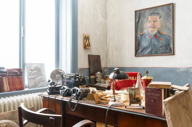 Cine ne salvează din ghearele nostalgiei?