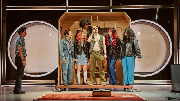 Romanul cult „Muzici și faze” devine spectacol de teatru. Cristian Ban recreează adolescența anilor ’70: „Mi-ar plăcea ca lumea să iasă copleșită de la spectacol”