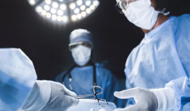 Internată în spital pentru o gleznă fracturată, o femeie a rămas fără picior. Suma câștigată în instanță: „A existat o gravă neglijență”