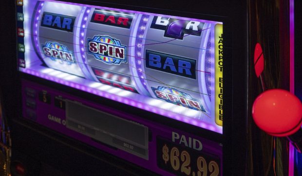 Controverse juridice după ce un meșter din Biharia a pierdut 14.000 de euro la păcănele, abandonând construcția unei case