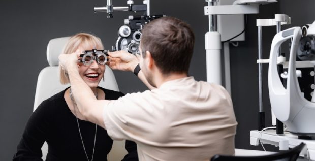 Care este diferenţa dintre oftalmologie şi optometrie