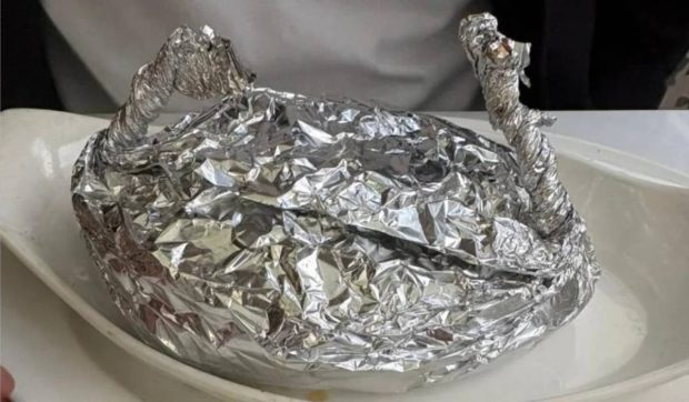 A dat 150 de dolari pe două porții de spaghete, dar când a venit farfuria a crezut că e o glumă: „Am primit o pungă de aluminiu!”