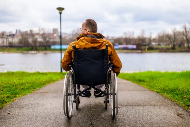 Pensionar din Galați, tatăl unui adult cu handicap, obligat să plătească taxe uriașe fără reducere și umilit: „De ce mi-l mai aduci și pe ăsta?”